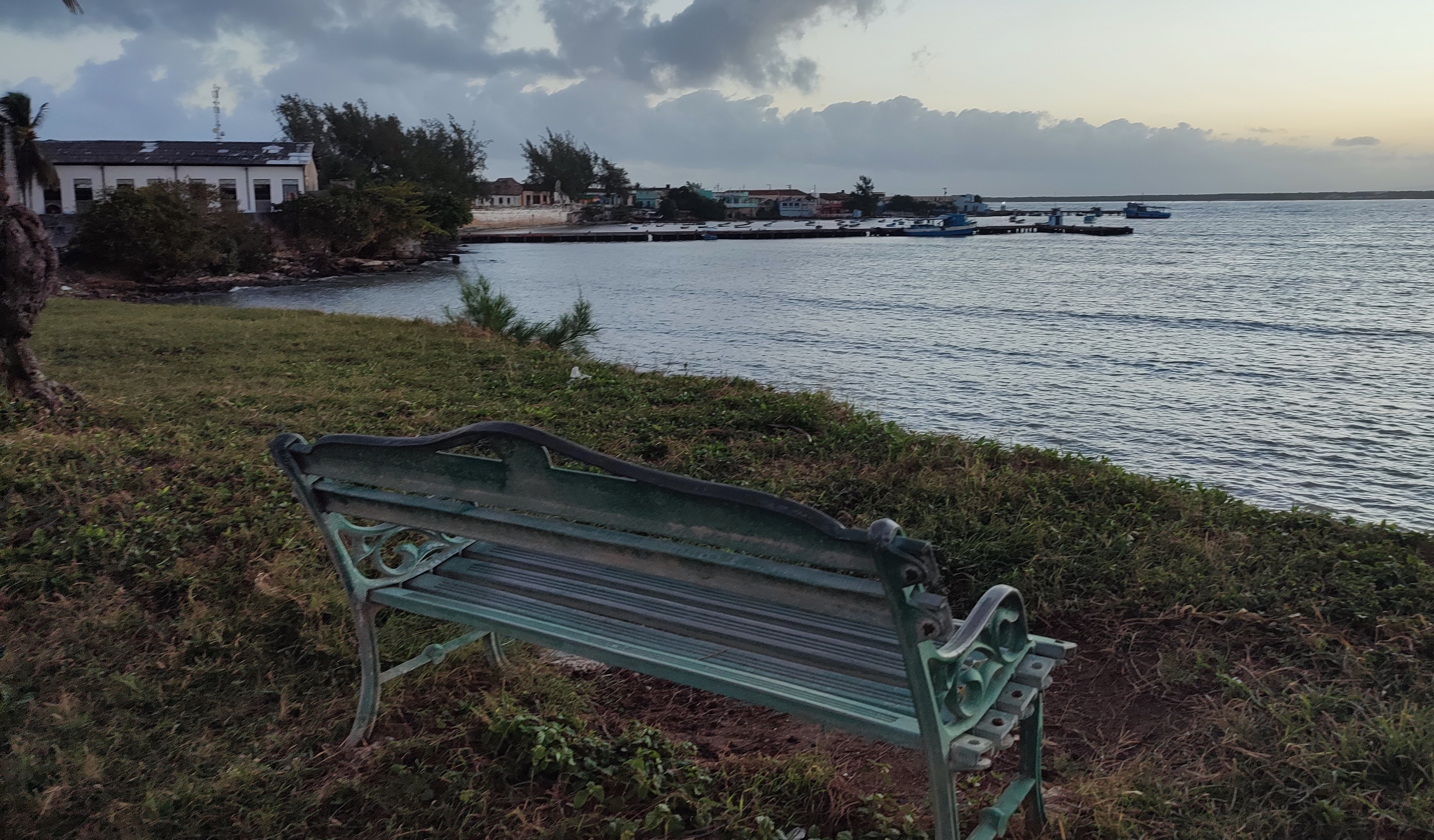 Franklin Fernández Torres en Gibara, Cuba, junto a la estatua