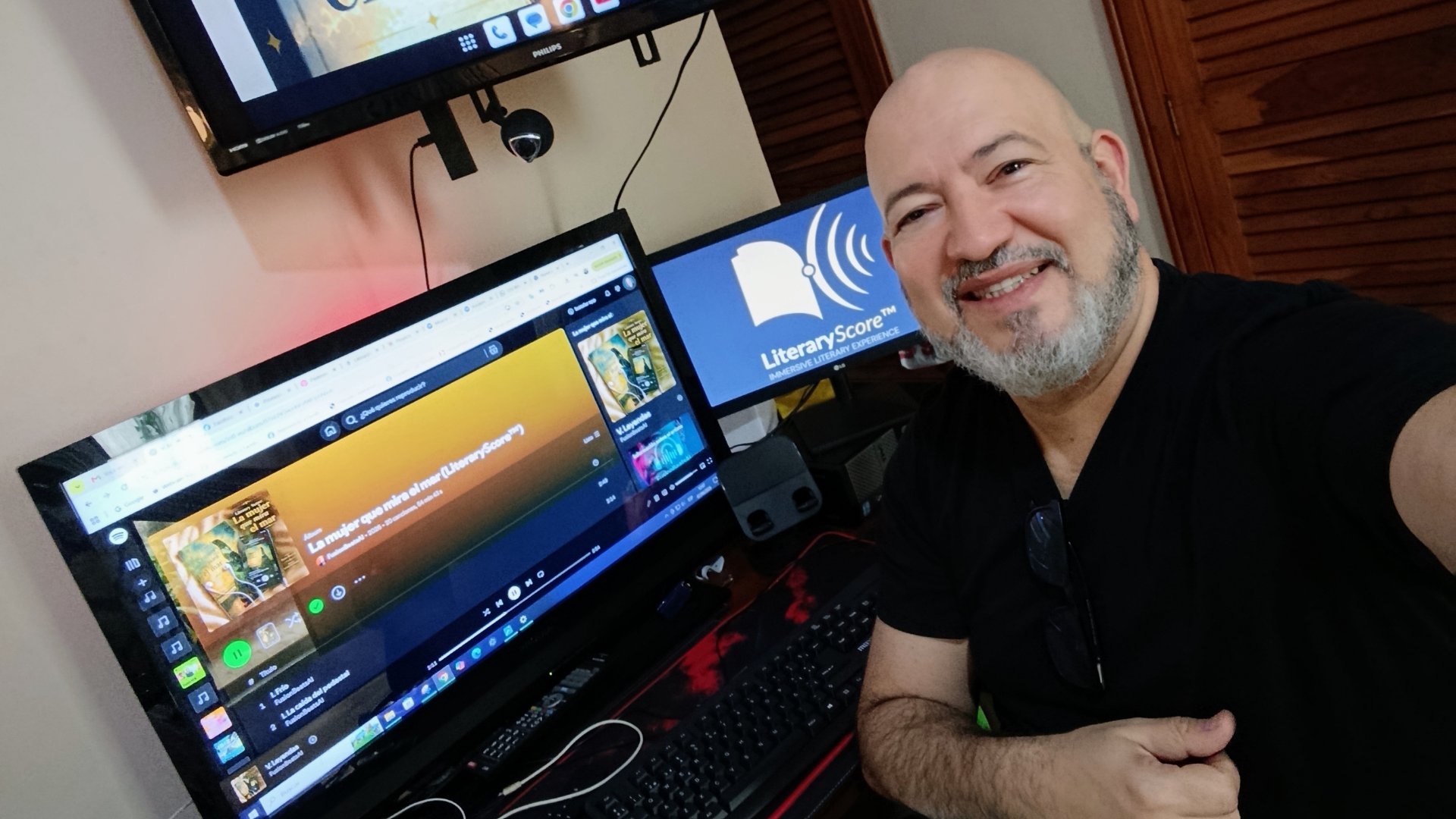 Franklin Fernández Torres en su estudio con LiteraryScore™ en Spotify